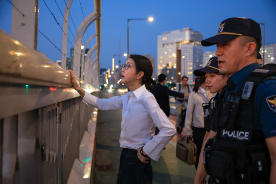 김건희 여사, 자살 예방 및 구조 활동 경찰과 마포대교 도보 순찰  김건희 여사가 10일 '세계 자살 예방의 날'을 맞아 서울 마포대교에서 마포경찰서 용강지구대 근무자와 함께 도보 순찰을 하고 있다. 2024.9.10  [연합뉴스]